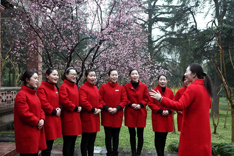 國家二級演員、揚州市文化館社會工作中心主任周倩為船娘們培訓(xùn)揚州小調(diào)